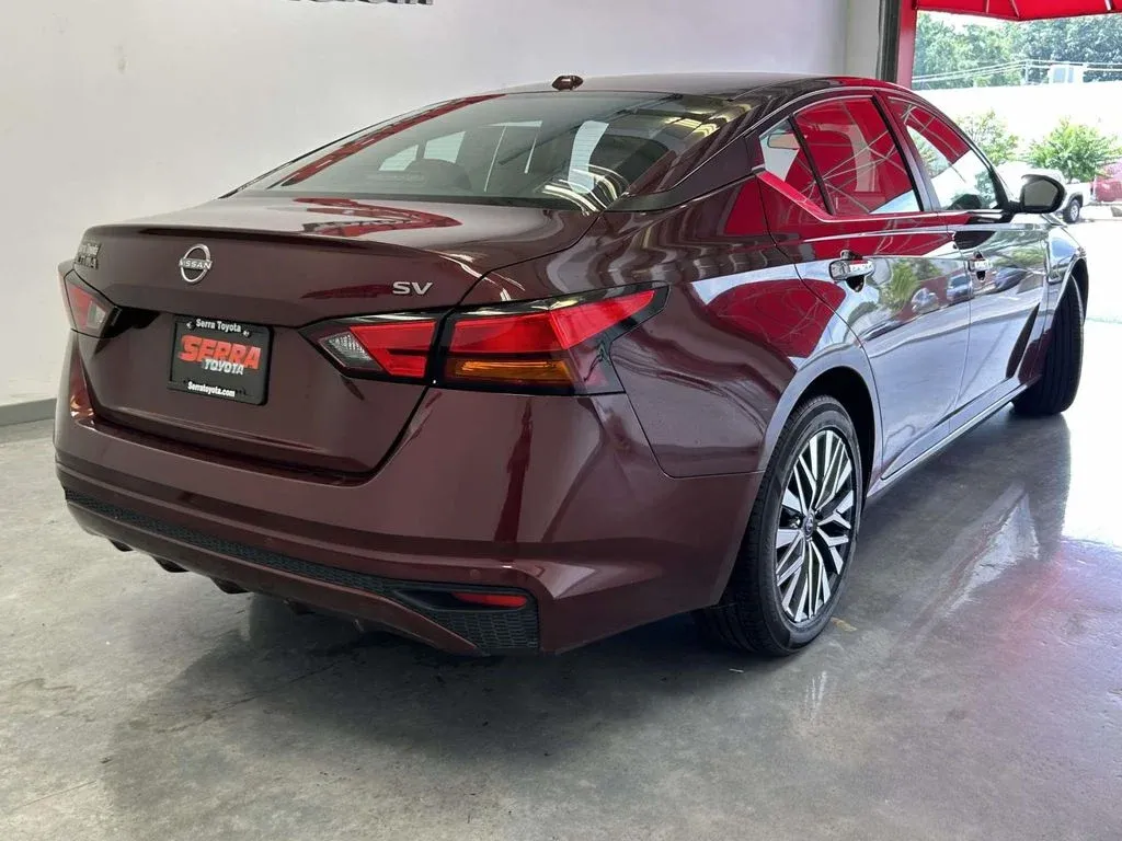 2024 Nissan Altima 2.5 SV thumbnail 3