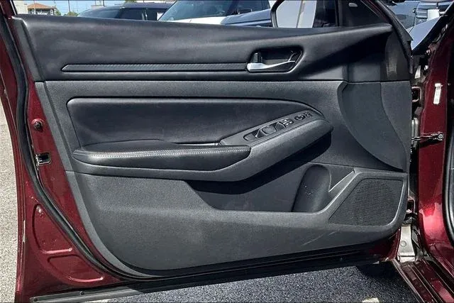 2024 Nissan Altima 2.5 SV thumbnail 17