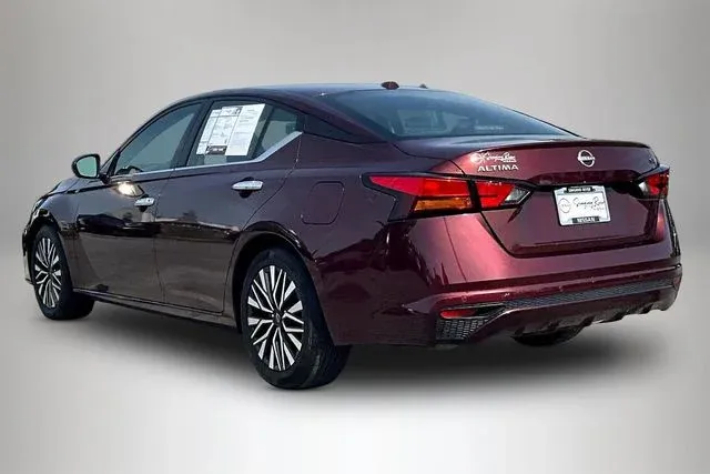 2024 Nissan Altima 2.5 SV thumbnail 4