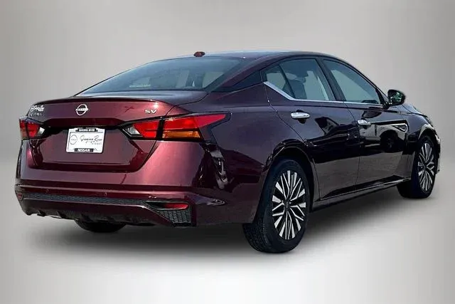 2024 Nissan Altima 2.5 SV thumbnail 5