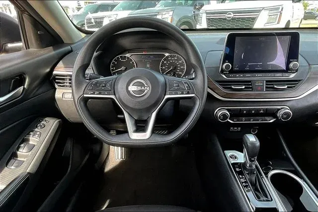 2024 Nissan Altima 2.5 SV thumbnail 8