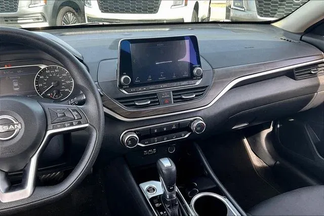 2024 Nissan Altima 2.5 SV thumbnail 9