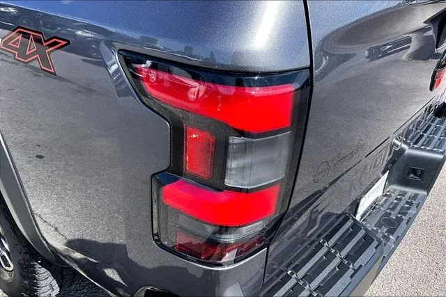 2024 Nissan Frontier PRO-4X thumbnail 20