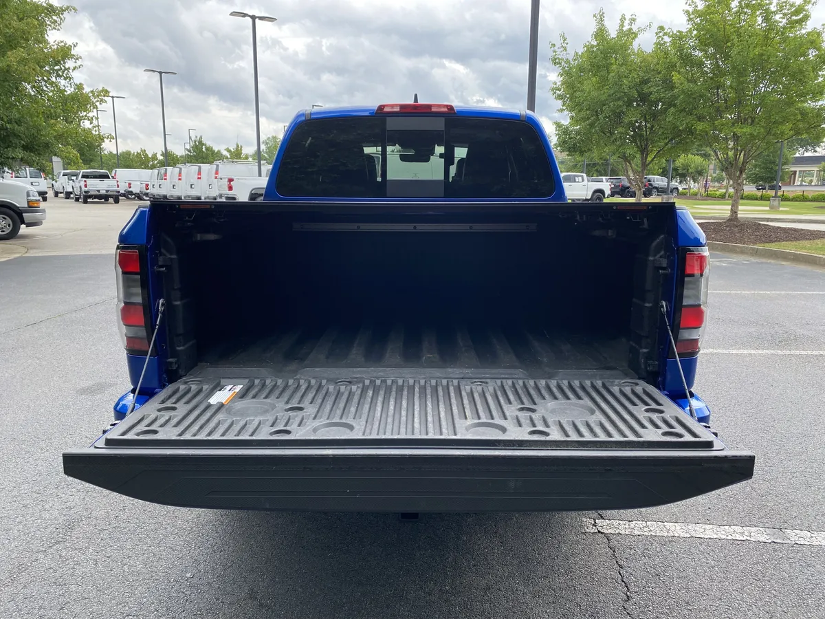 2024 Nissan Frontier SL thumbnail 10