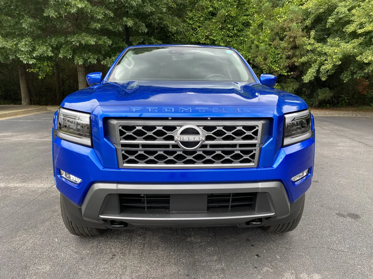 2024 Nissan Frontier SL thumbnail 2