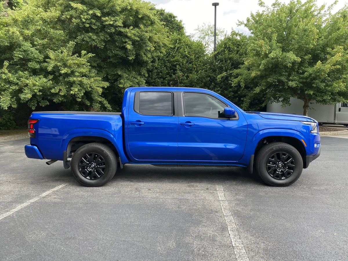 2024 Nissan Frontier SL thumbnail 9