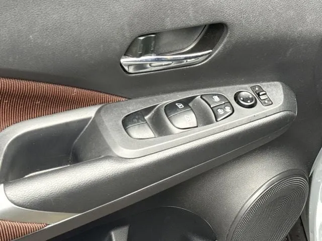 2024 Nissan Kicks SR thumbnail 14