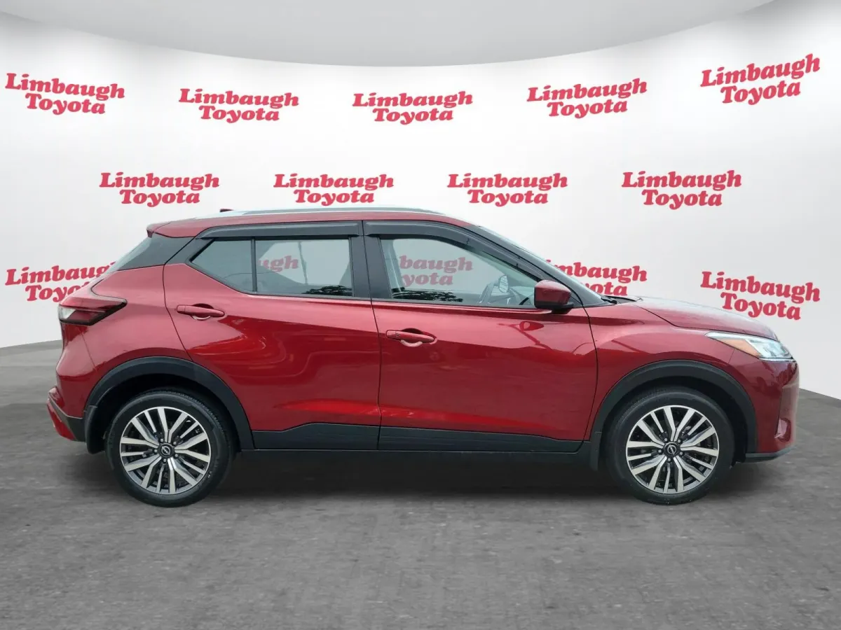 2024 Nissan Kicks SV thumbnail 2