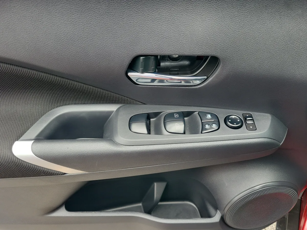 2024 Nissan Kicks SV thumbnail 6
