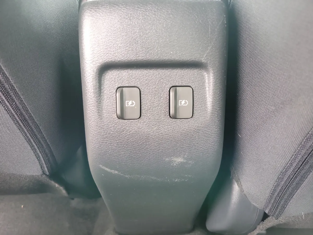 2024 Nissan Kicks SV thumbnail 8