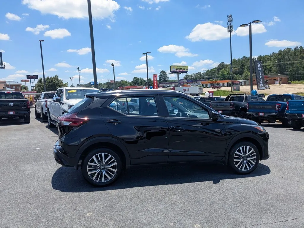 2024 Nissan Kicks SV thumbnail 4