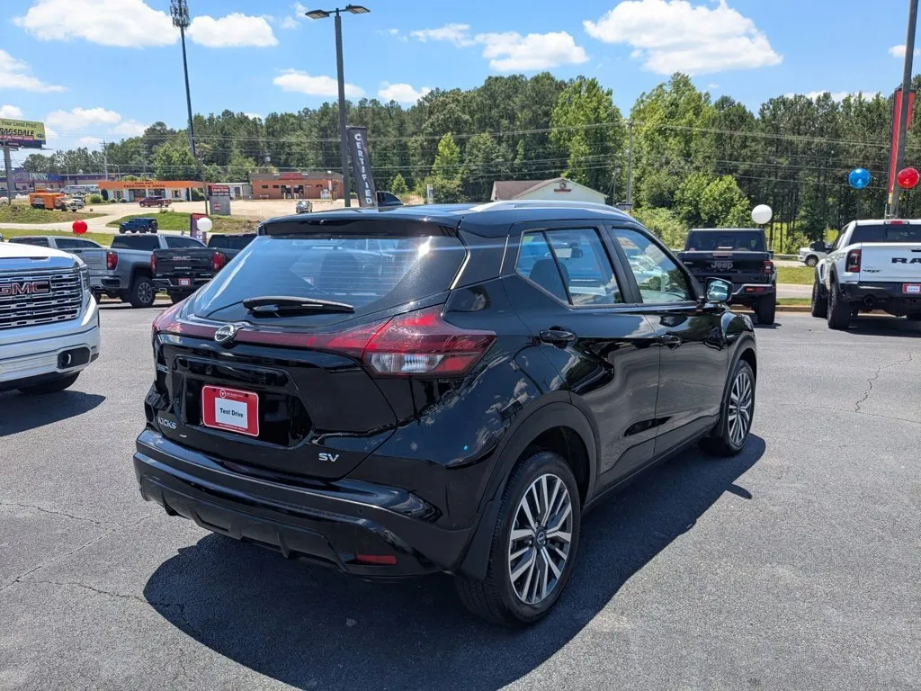 2024 Nissan Kicks SV thumbnail 5