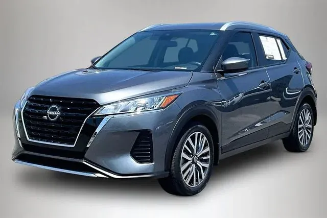 2024 Nissan Kicks SV thumbnail 2