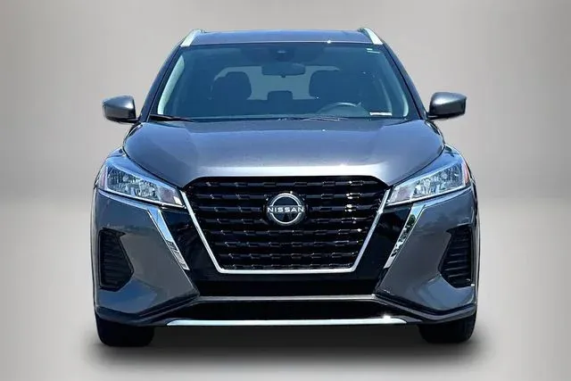 2024 Nissan Kicks SV thumbnail 3