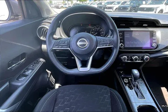 2024 Nissan Kicks SV thumbnail 8