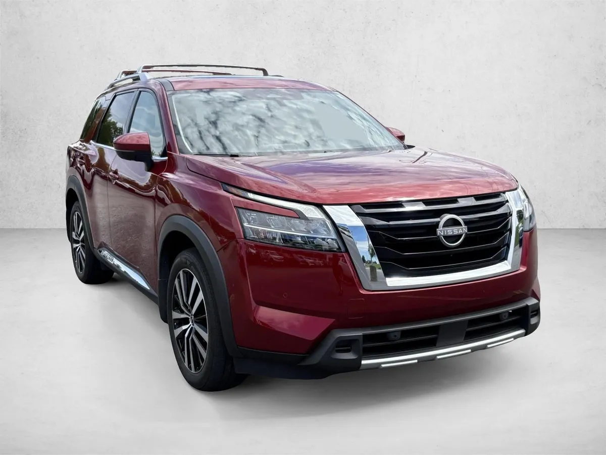 2024 Nissan Pathfinder Platinum thumbnail 3