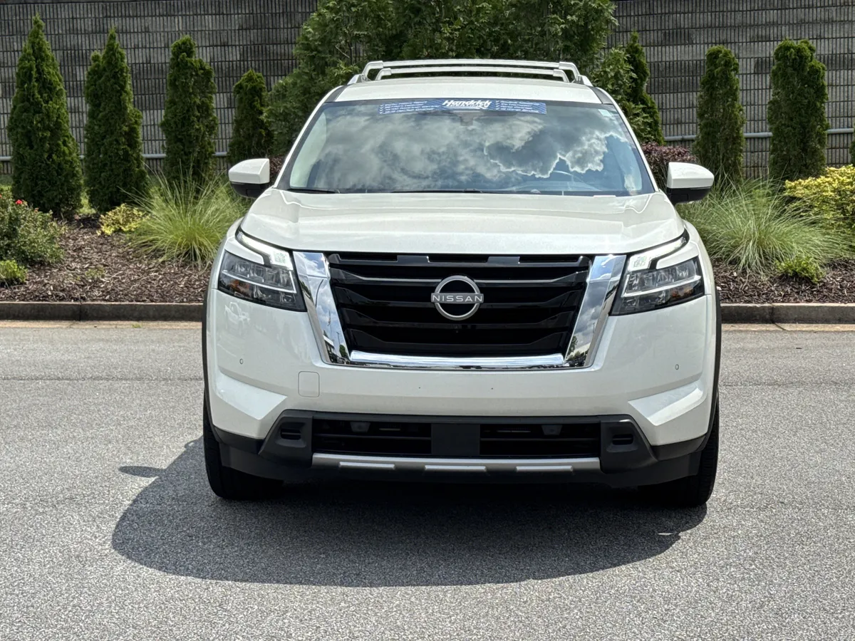 2024 Nissan Pathfinder SL thumbnail 2