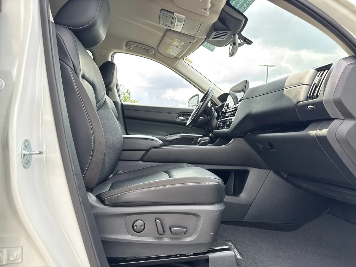 2024 Nissan Pathfinder SL thumbnail 28