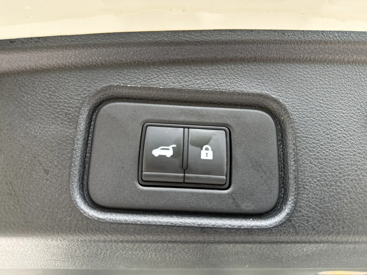 2024 Nissan Pathfinder SL thumbnail 32