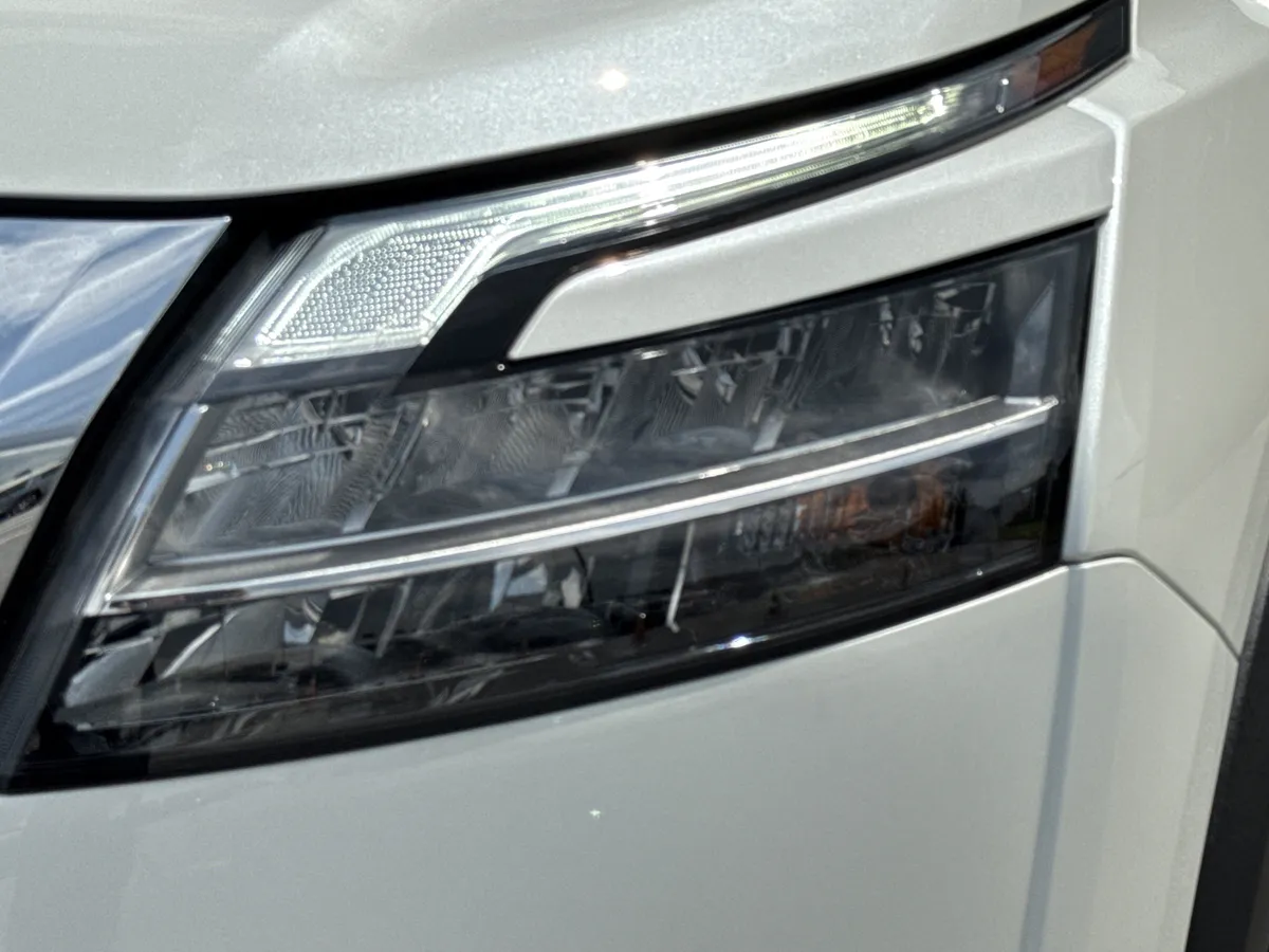 2024 Nissan Pathfinder SL thumbnail 5