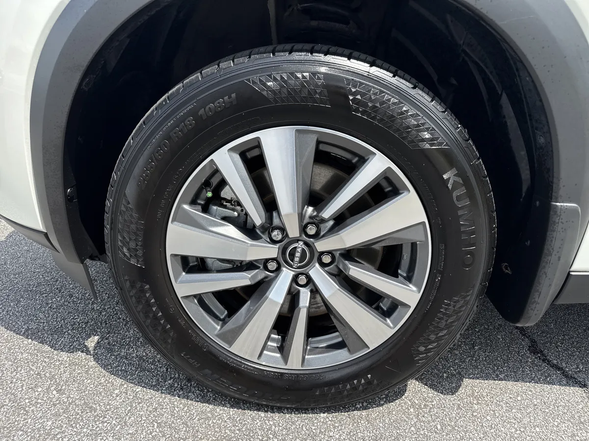 2024 Nissan Pathfinder SL thumbnail 9