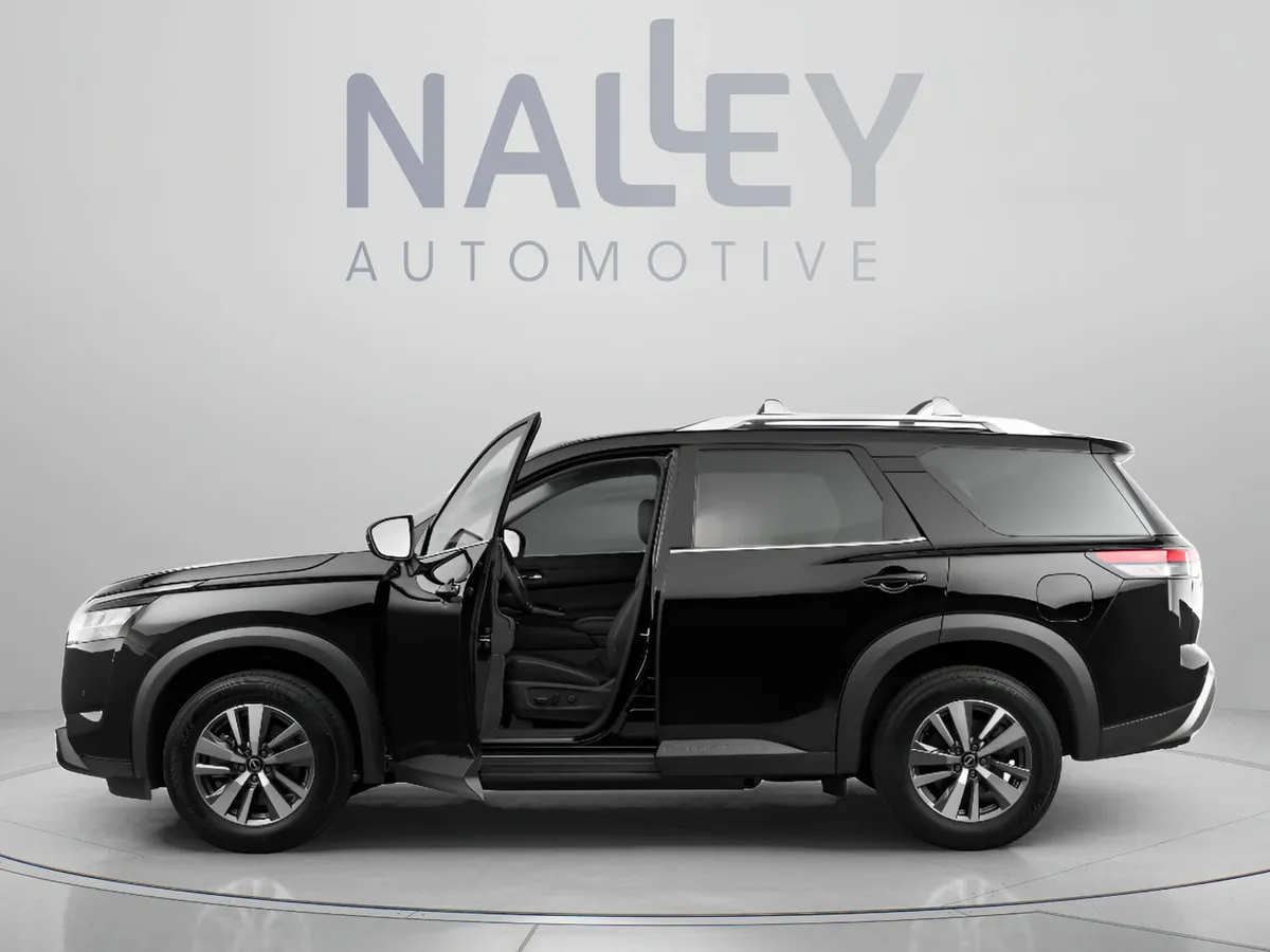 2024 Nissan Pathfinder SL thumbnail 2