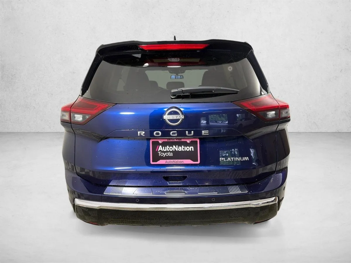 2024 Nissan Rogue Platinum thumbnail 6