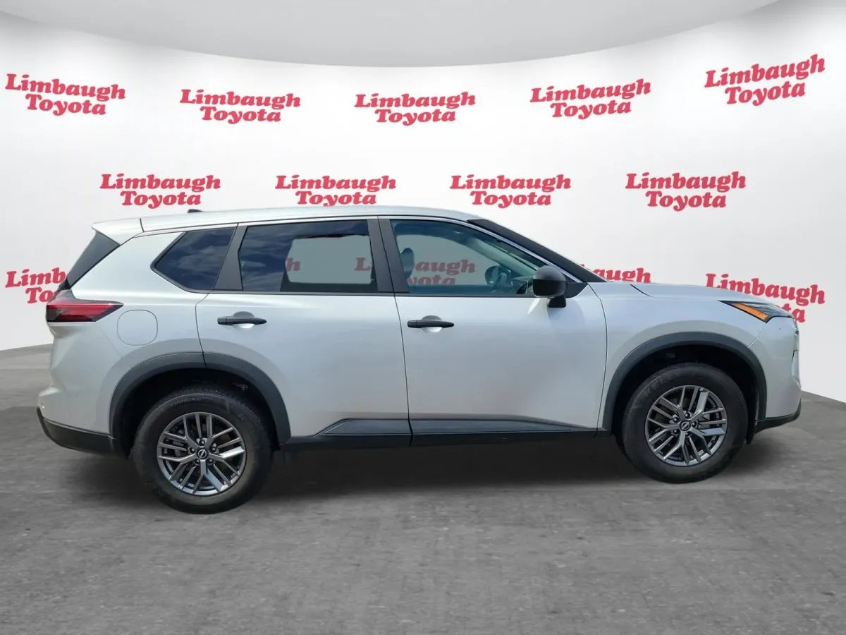 2024 Nissan Rogue S thumbnail 2
