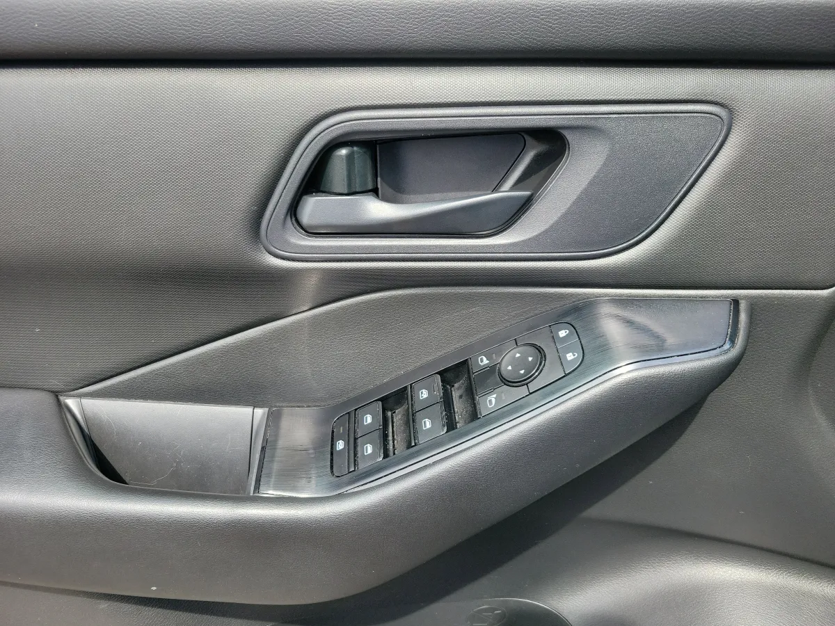 2024 Nissan Rogue S thumbnail 8