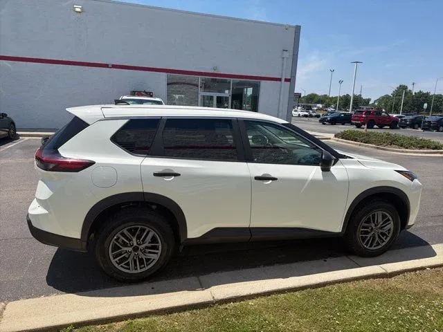 2024 Nissan Rogue S thumbnail 10