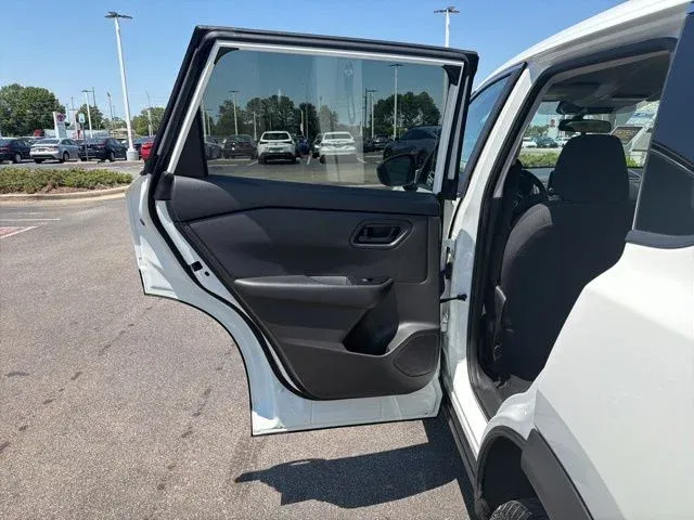 2024 Nissan Rogue S thumbnail 16