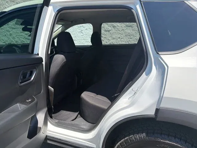 2024 Nissan Rogue S thumbnail 19
