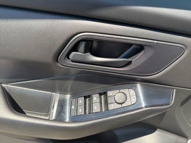 2024 Nissan Rogue S thumbnail 26