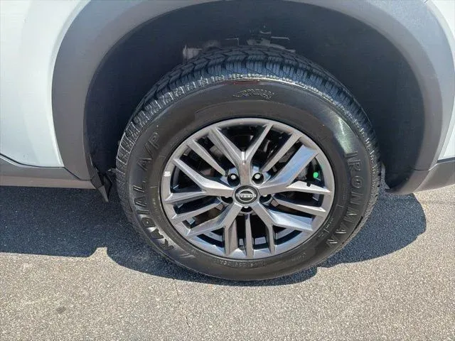 2024 Nissan Rogue S thumbnail 6