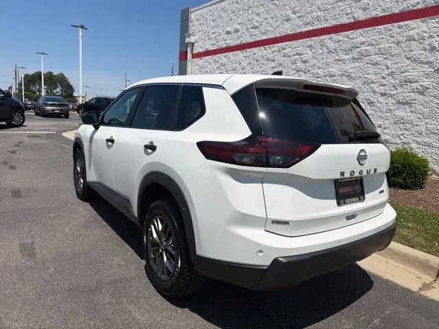 2024 Nissan Rogue S thumbnail 7