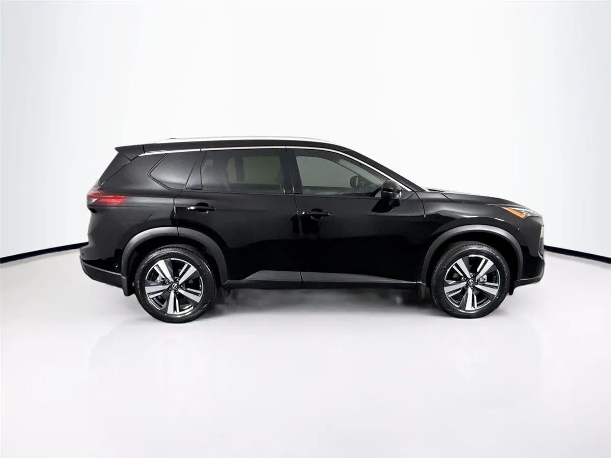 2024 Nissan Rogue SL thumbnail 11