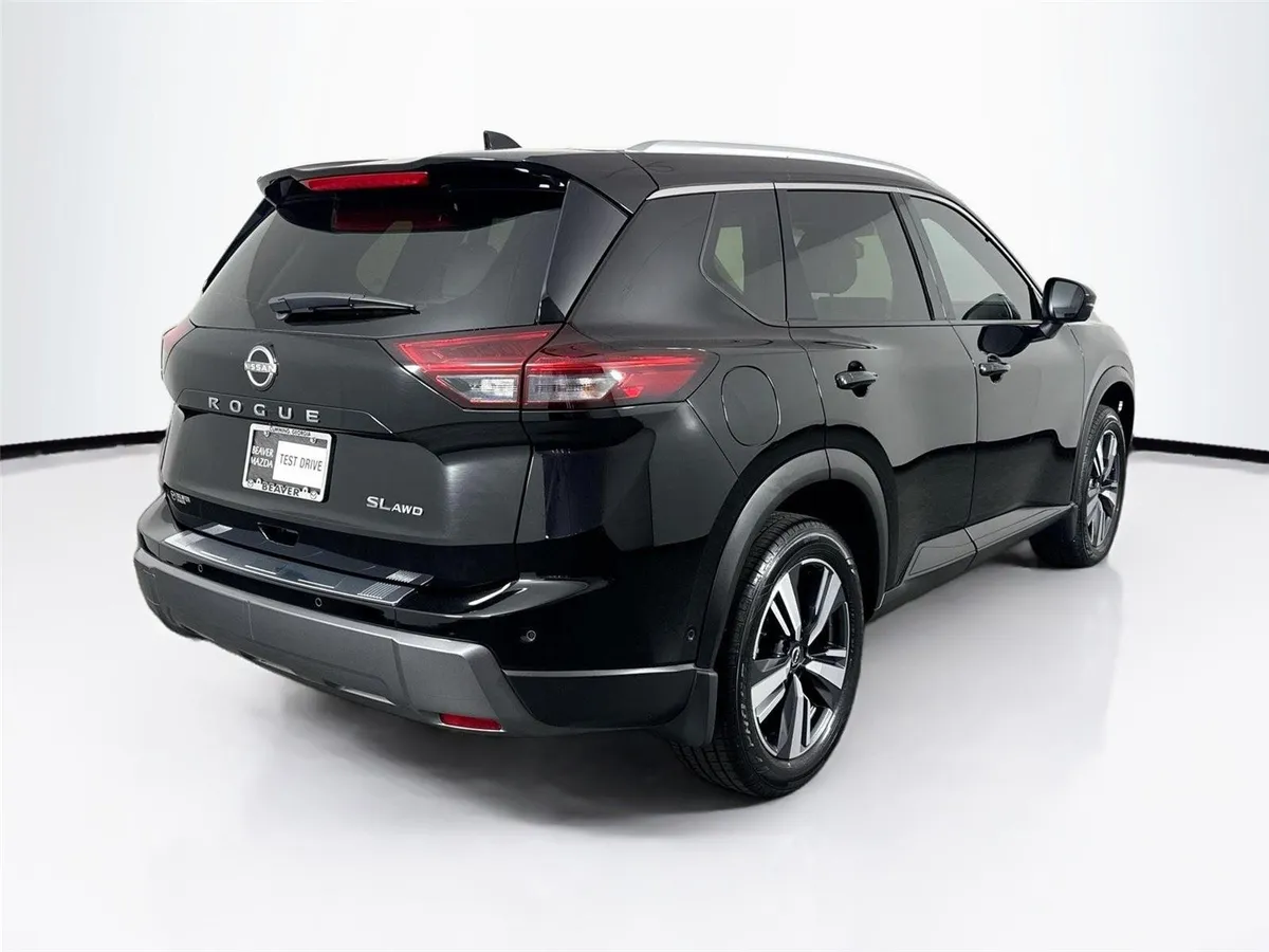 2024 Nissan Rogue SL thumbnail 2