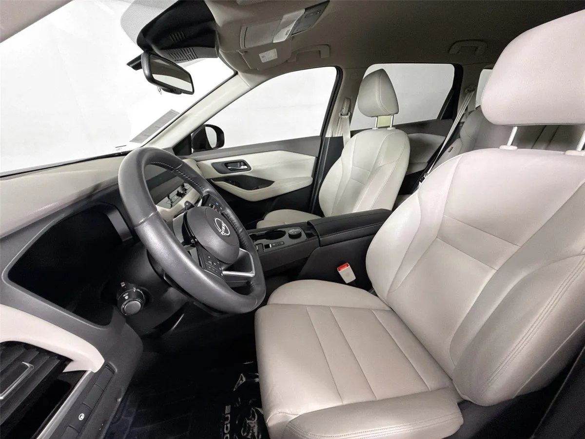 2024 Nissan Rogue SL thumbnail 3