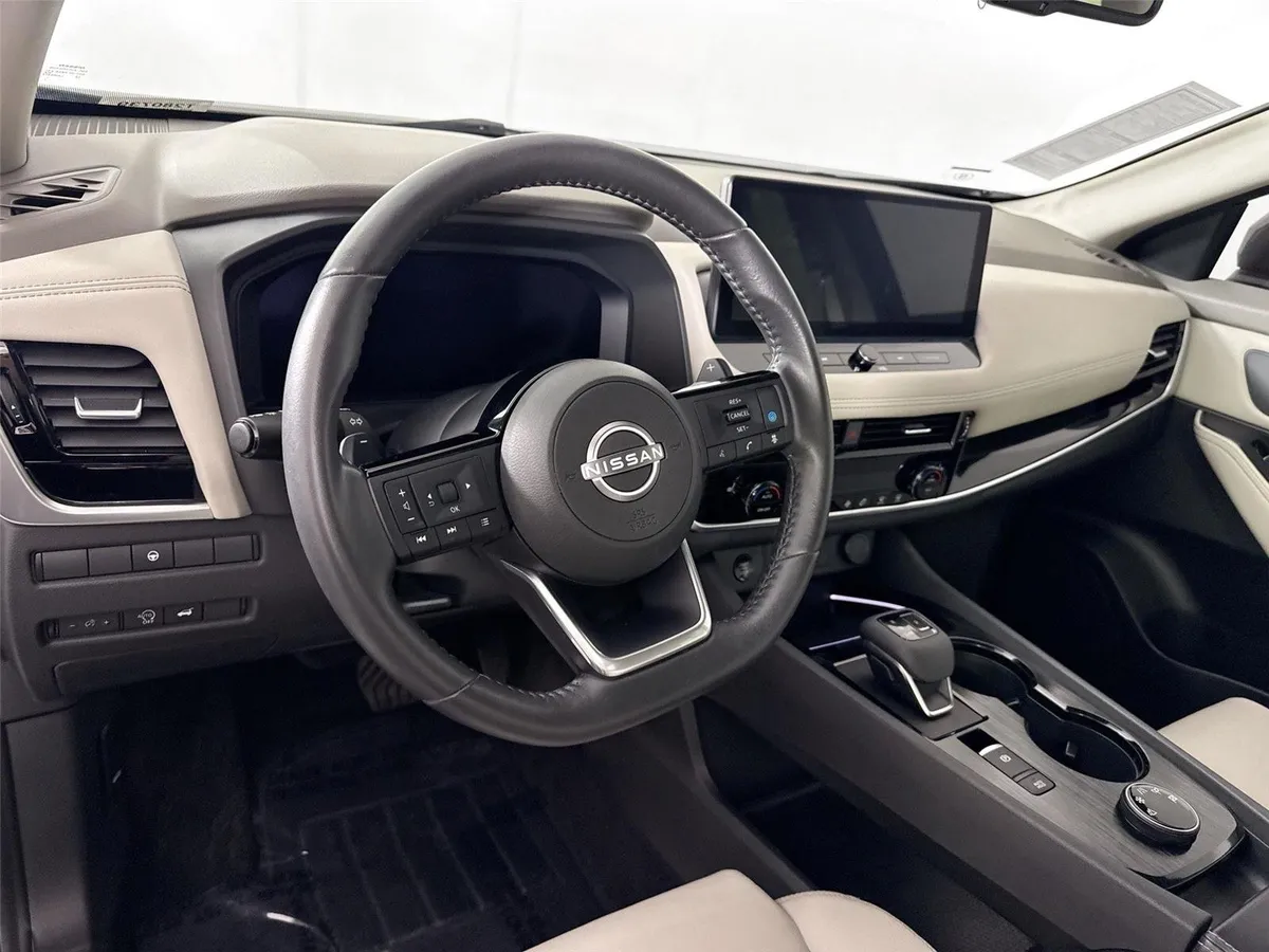 2024 Nissan Rogue SL thumbnail 4