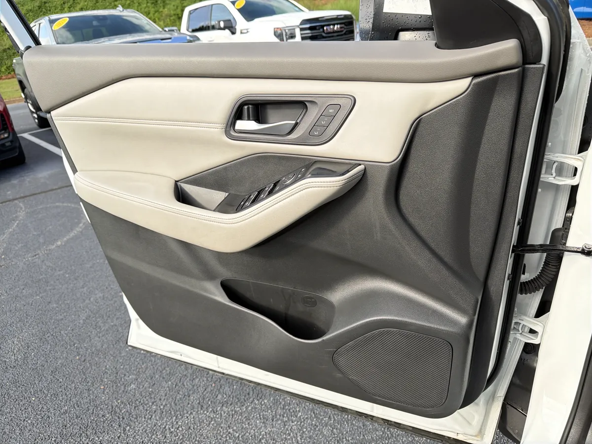 2024 Nissan Rogue SL thumbnail 13