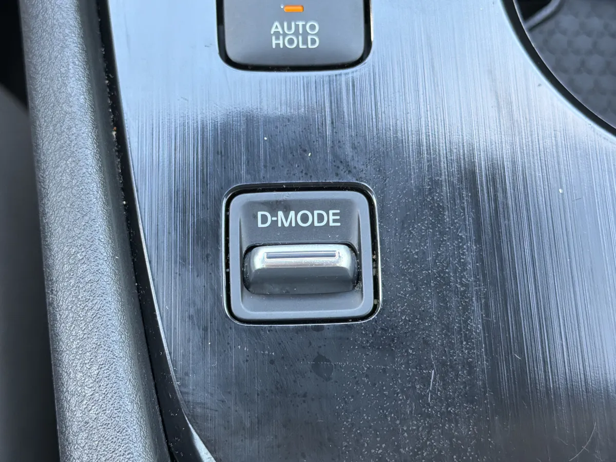 2024 Nissan Rogue SL thumbnail 8