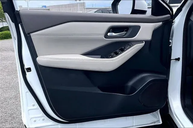 2024 Nissan Rogue SL thumbnail 17