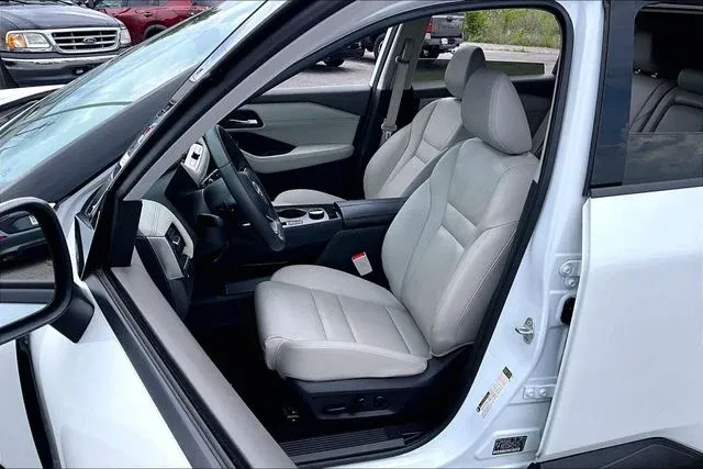 2024 Nissan Rogue SL thumbnail 18