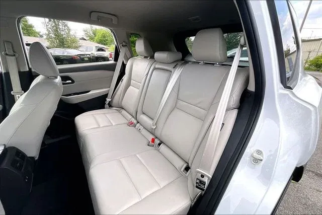 2024 Nissan Rogue SL thumbnail 19