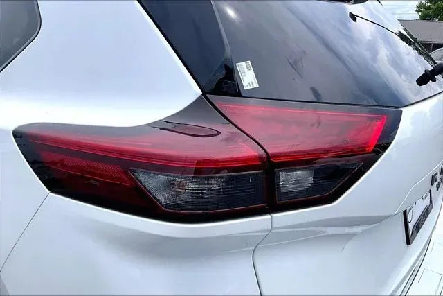 2024 Nissan Rogue SL thumbnail 20