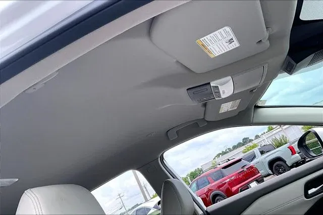 2024 Nissan Rogue SL thumbnail 25