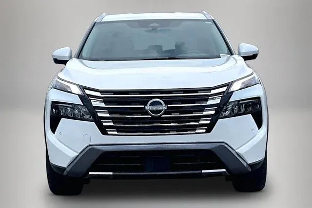 2024 Nissan Rogue SL thumbnail 3