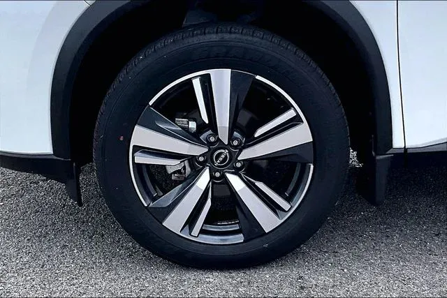 2024 Nissan Rogue SL thumbnail 32