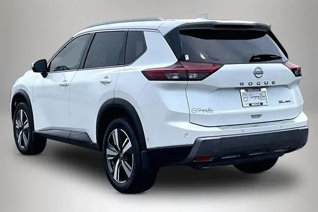 2024 Nissan Rogue SL thumbnail 4