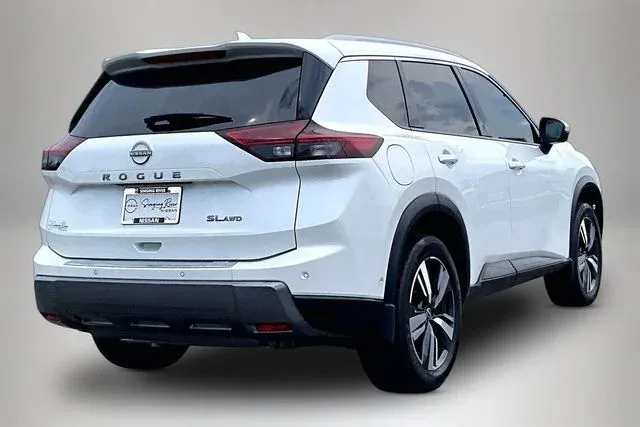2024 Nissan Rogue SL thumbnail 5